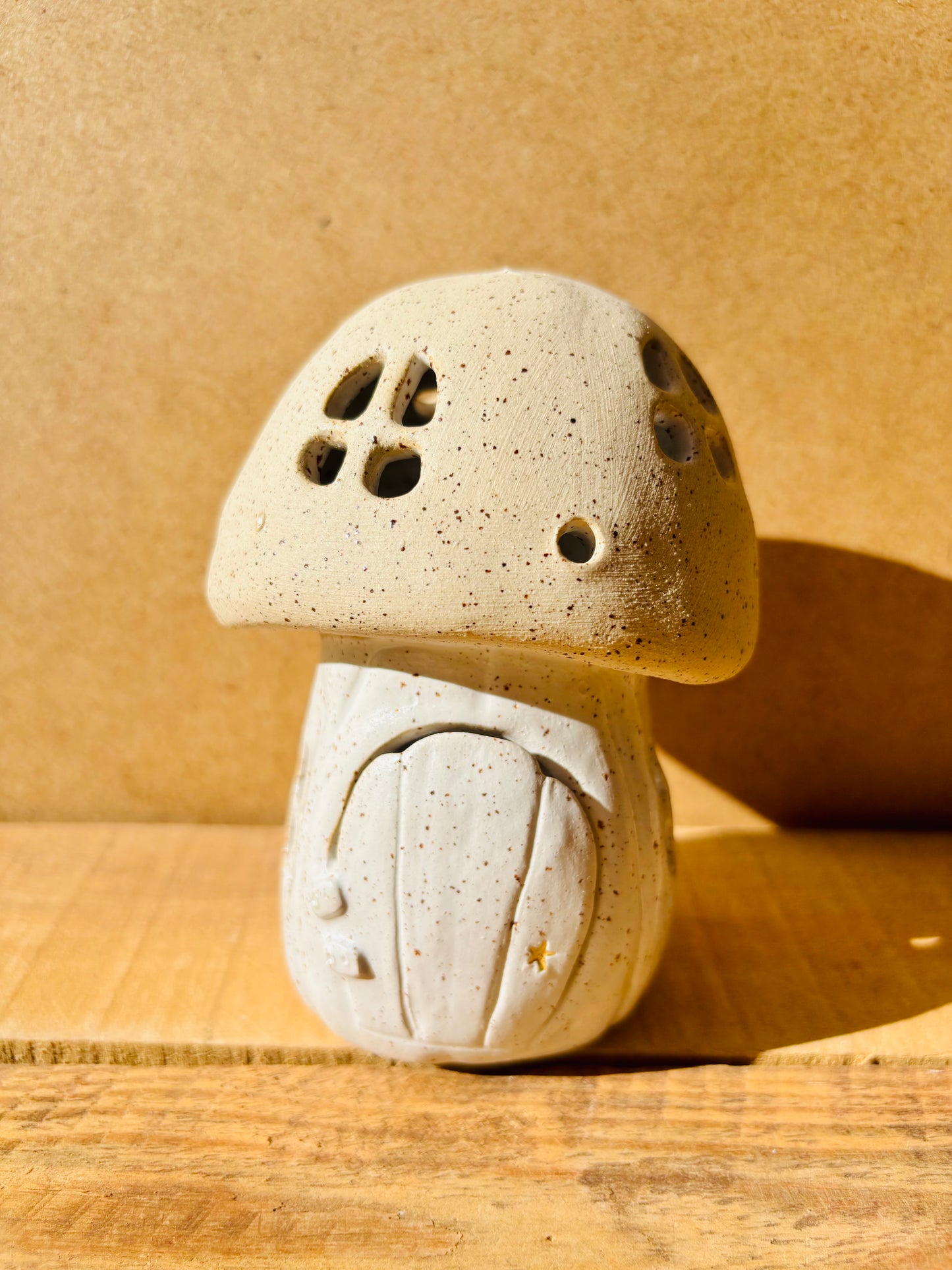 Maison champignon - photophore blanc moucheté et or 1