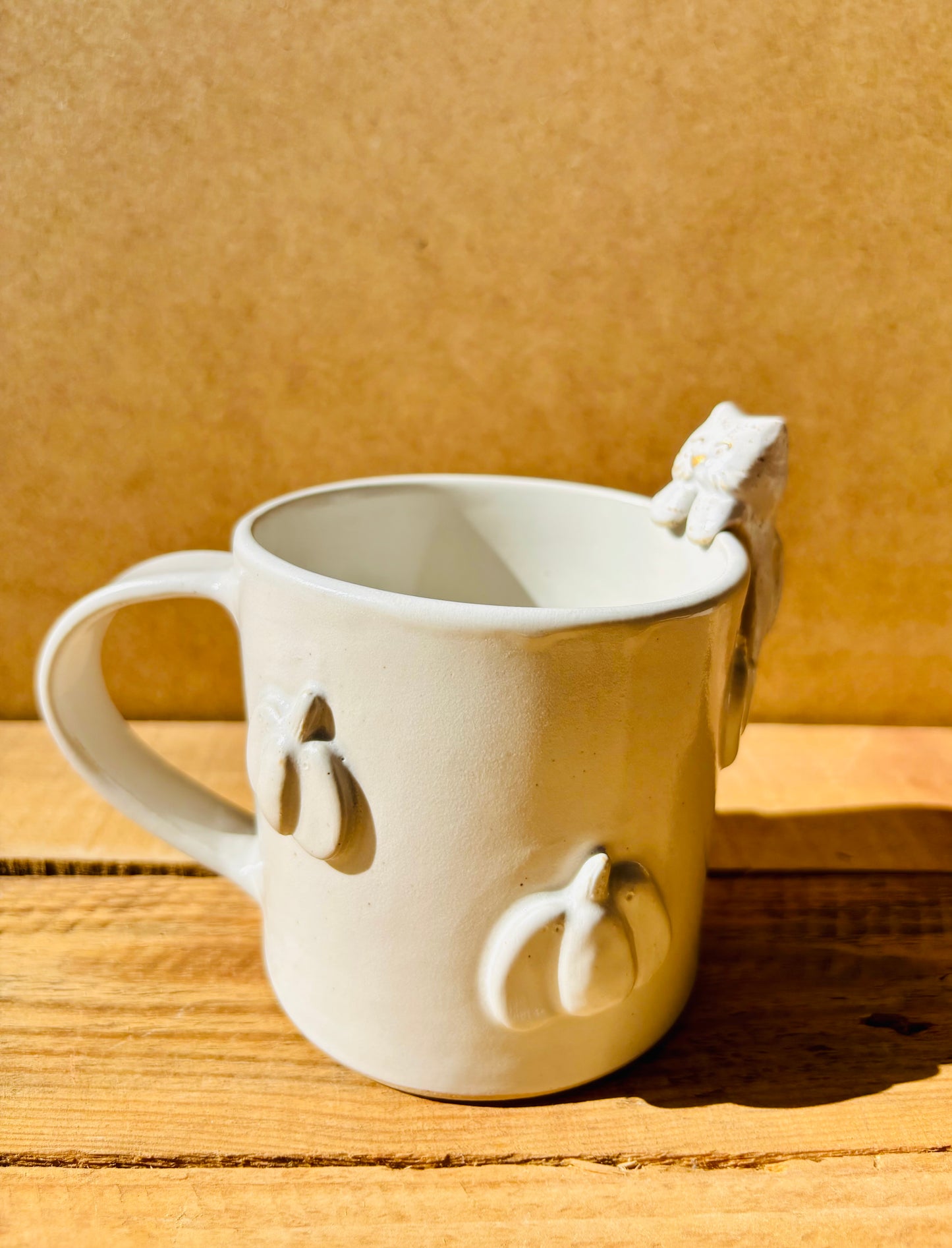 Mug with small white pumpkins