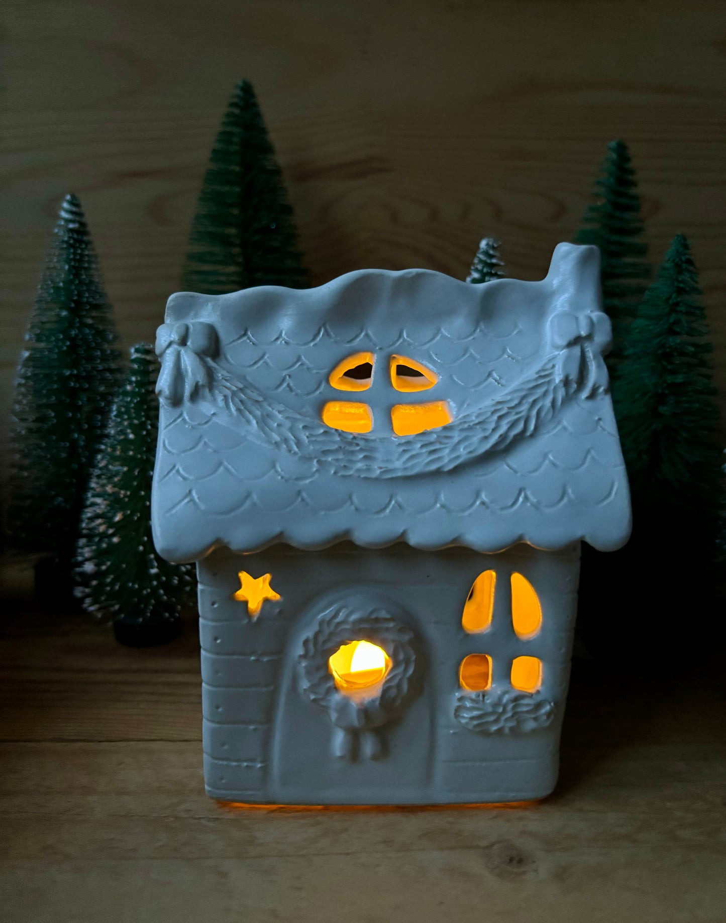 House 1 - white and gold tealight holder