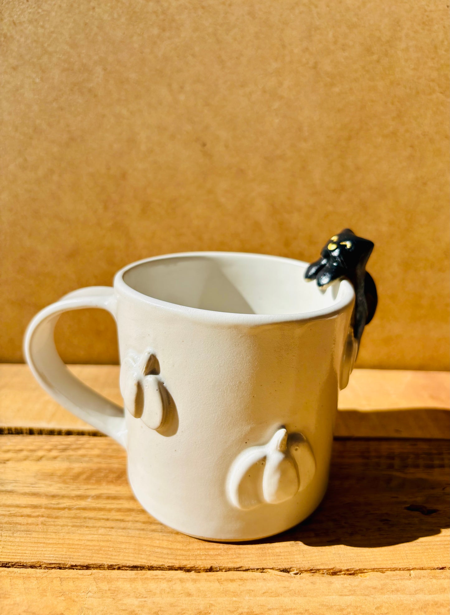 Mug with small white pumpkins
