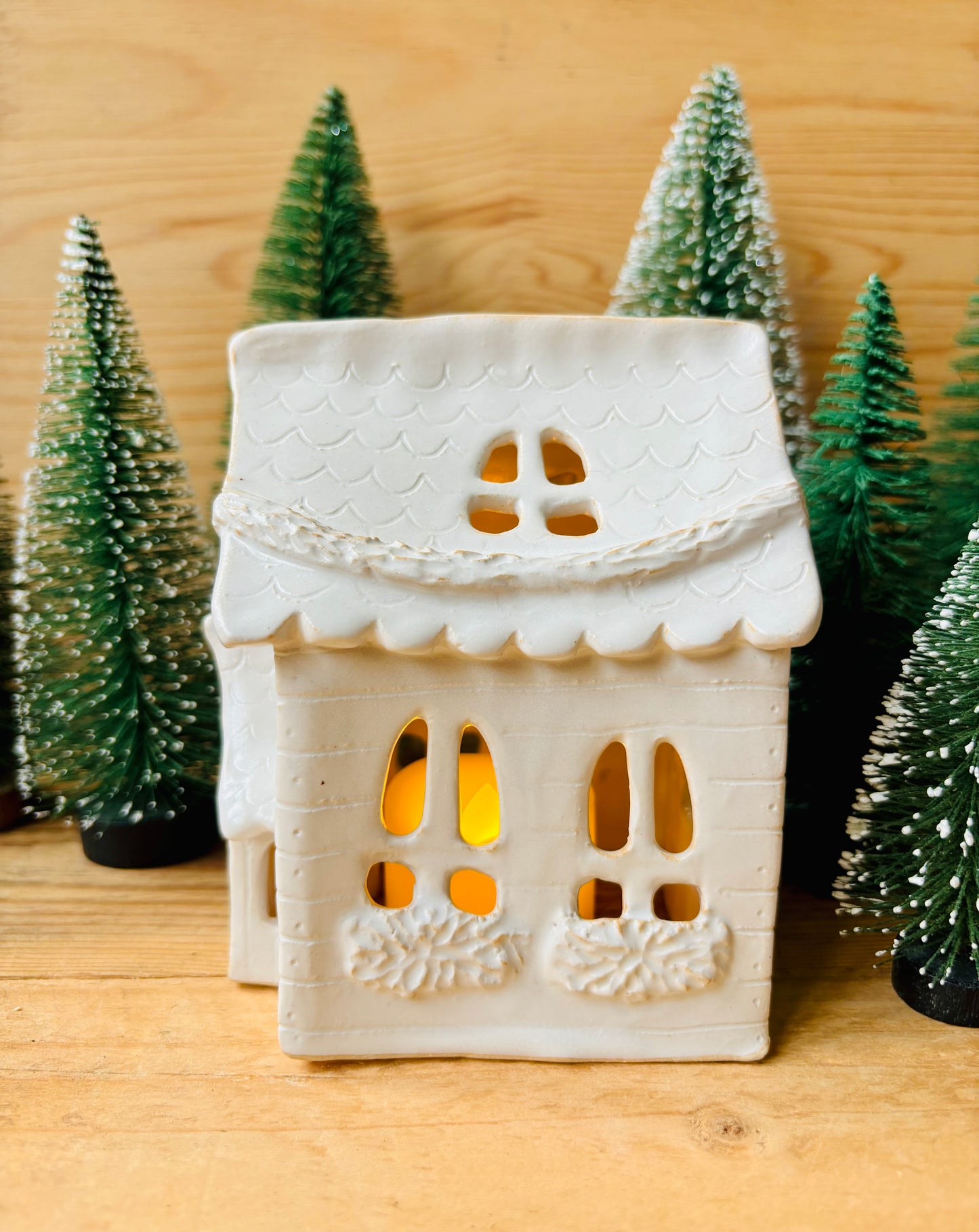 House 1 - white and gold tealight holder