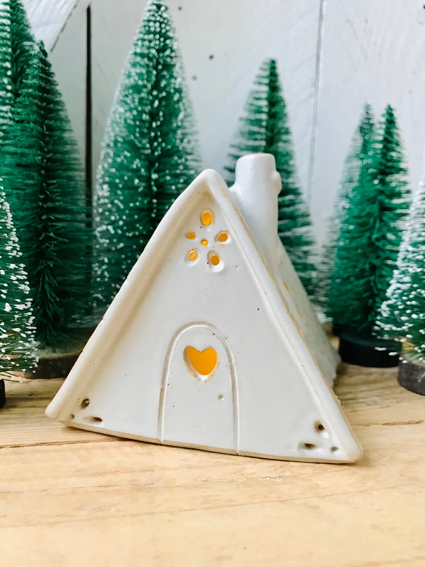 House 6 - white and gold tealight holder