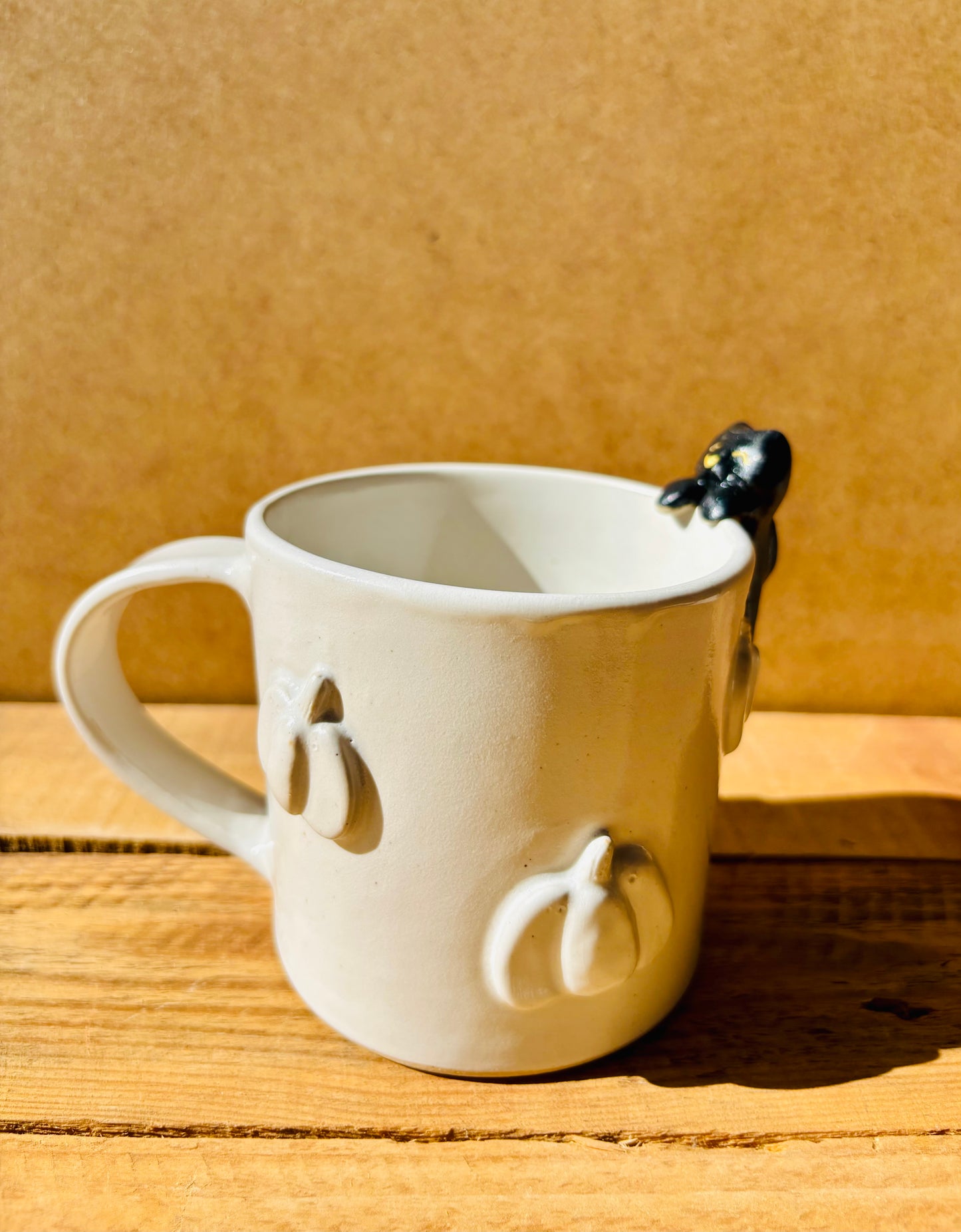 Mug with small white pumpkins