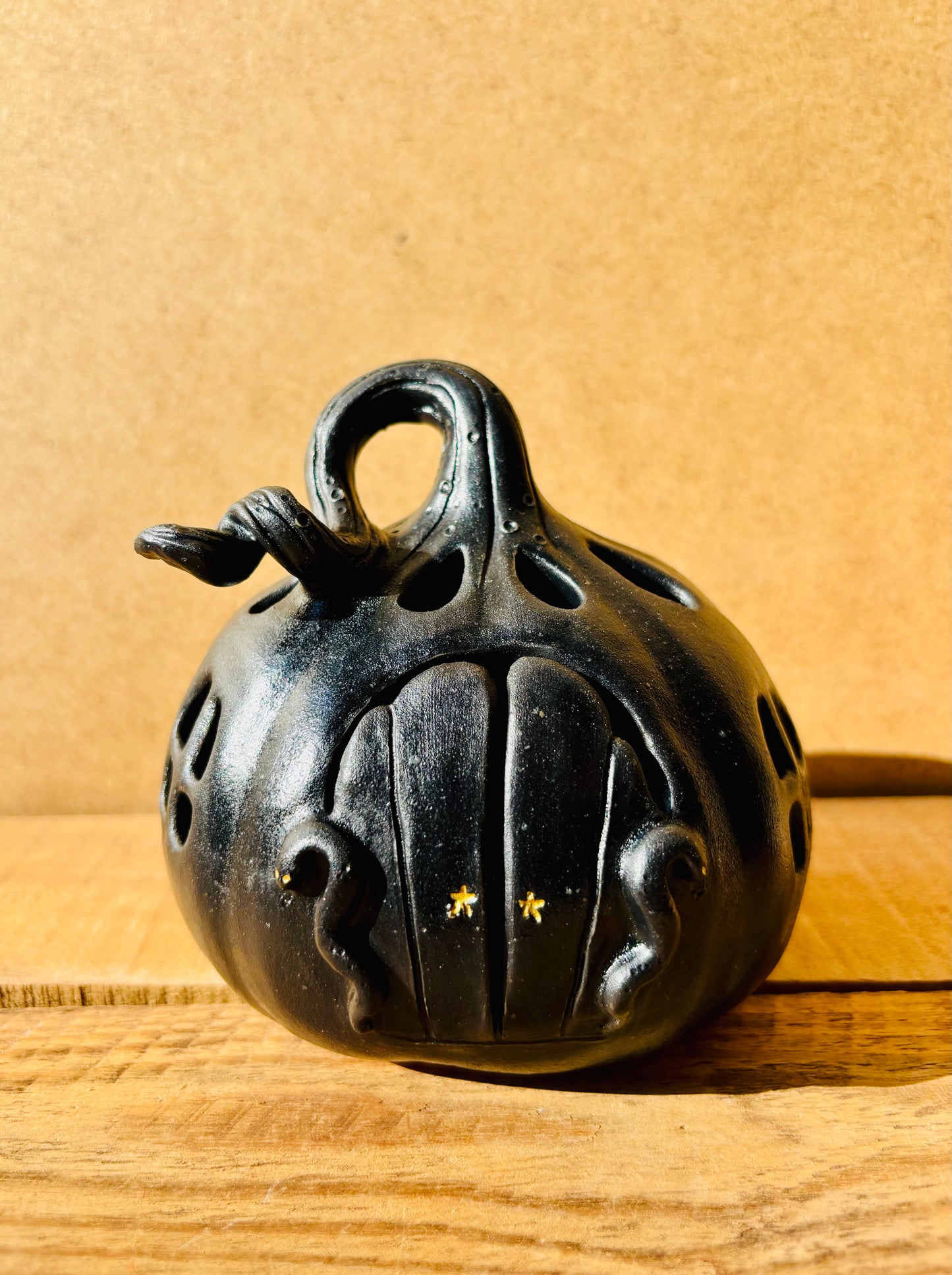 Maison citrouille - photophore noir et doré 1