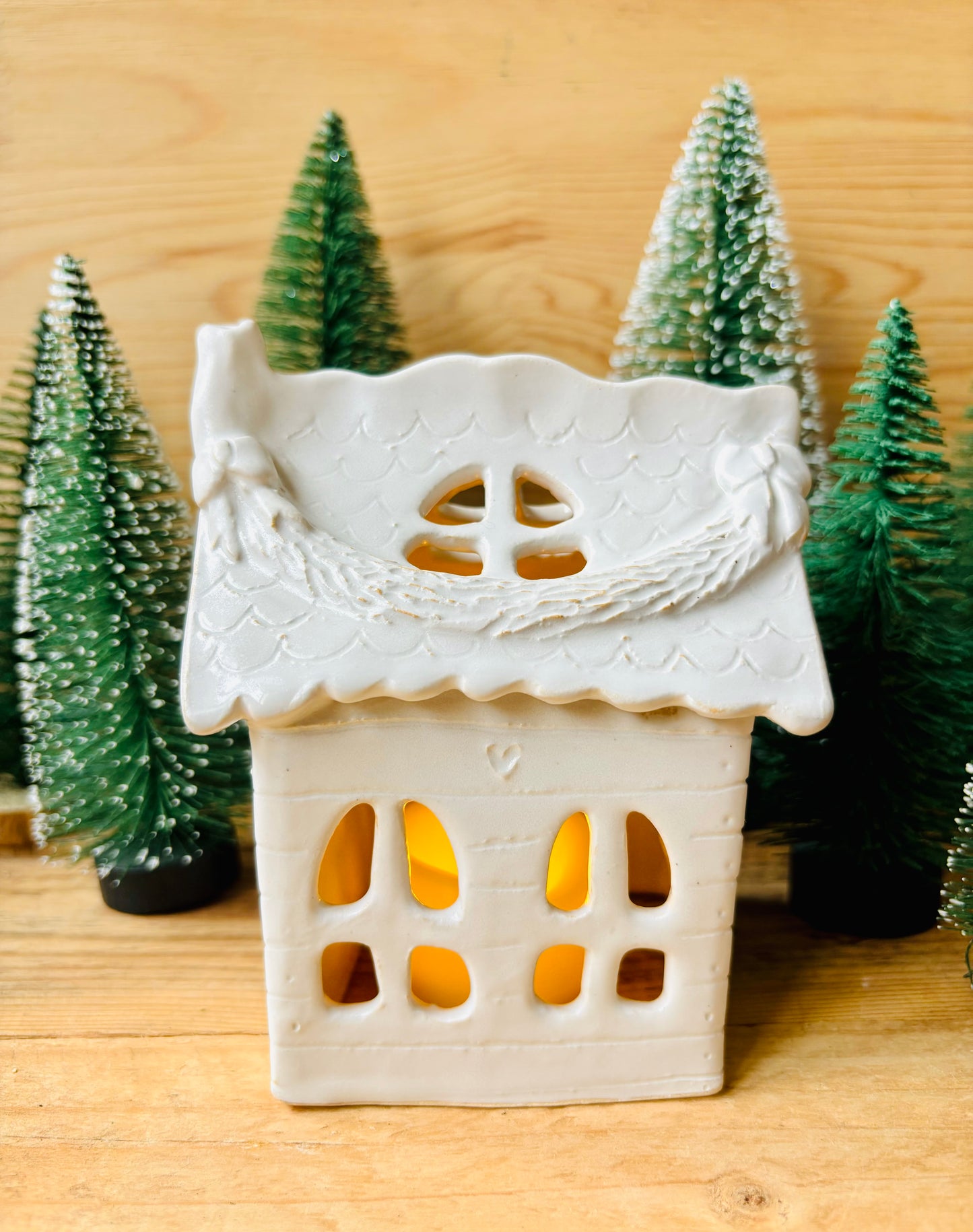 House 1 - white and gold tealight holder