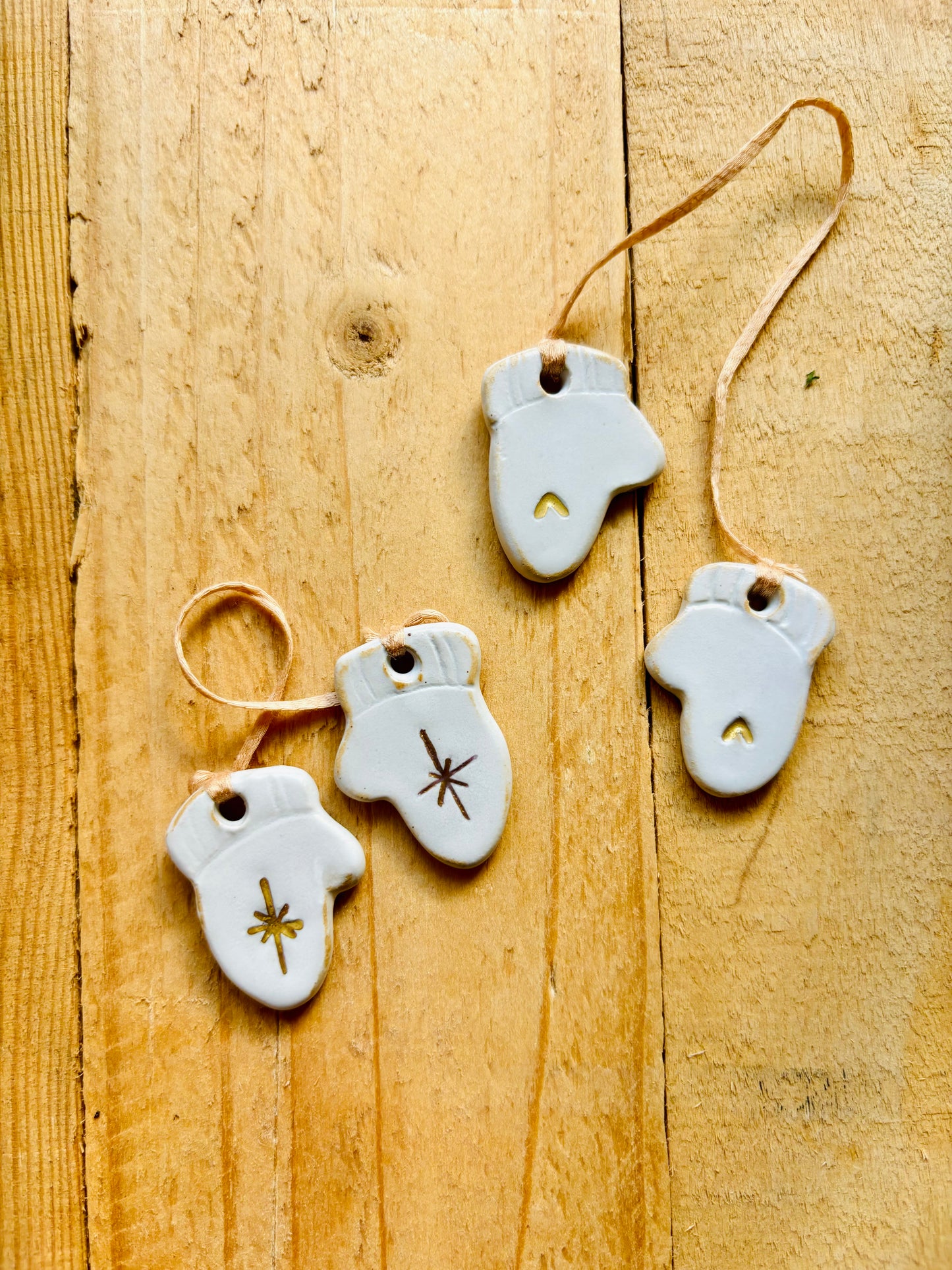 Christmas mittens - white and gold
