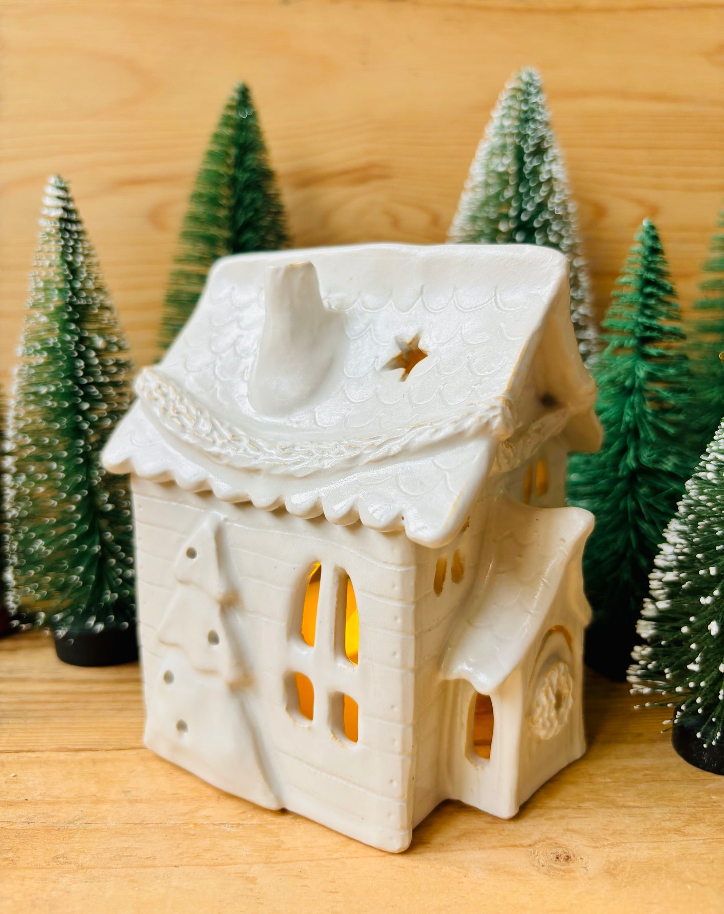 House 1 - white and gold tealight holder