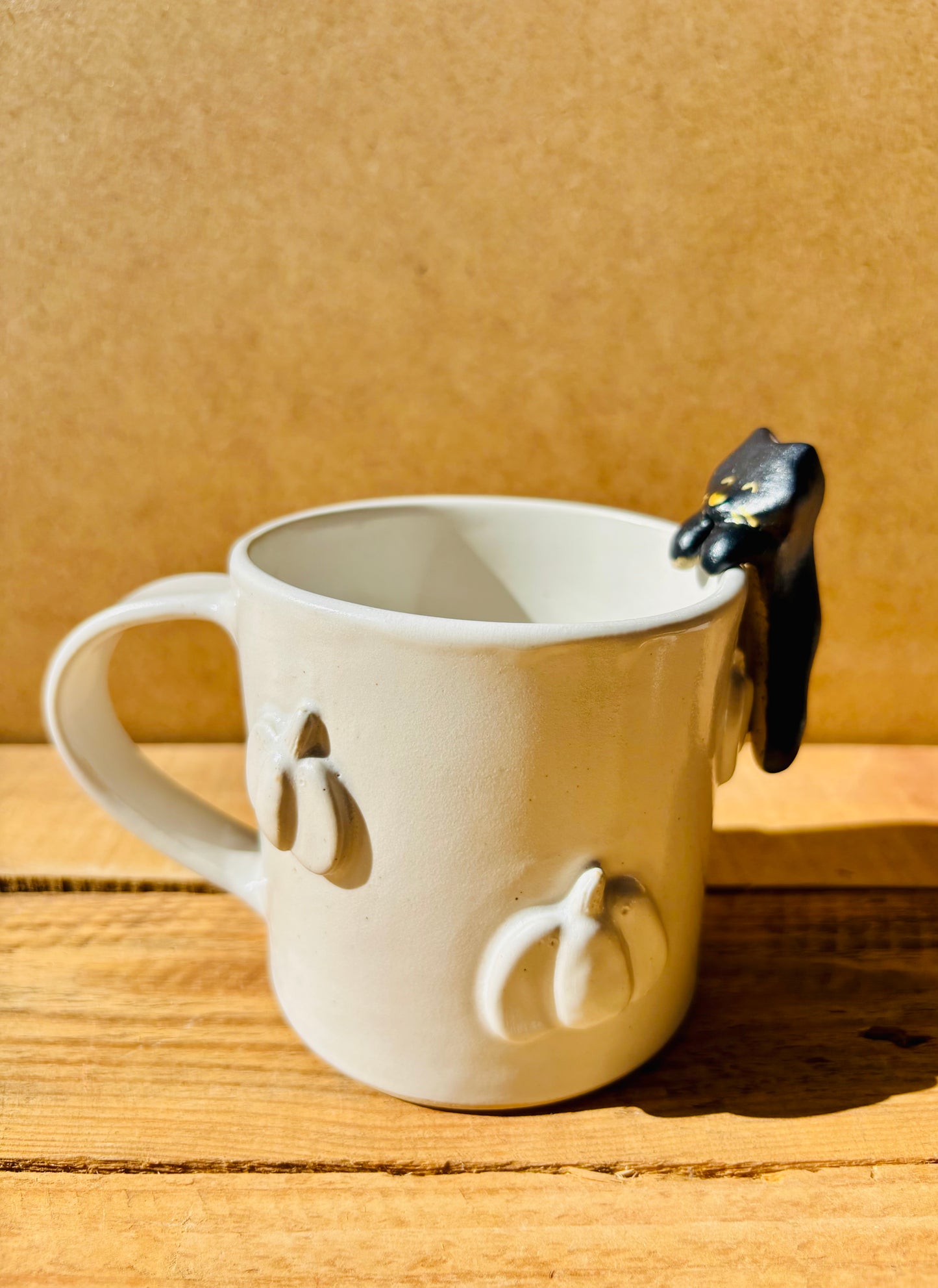 Mug with small white pumpkins