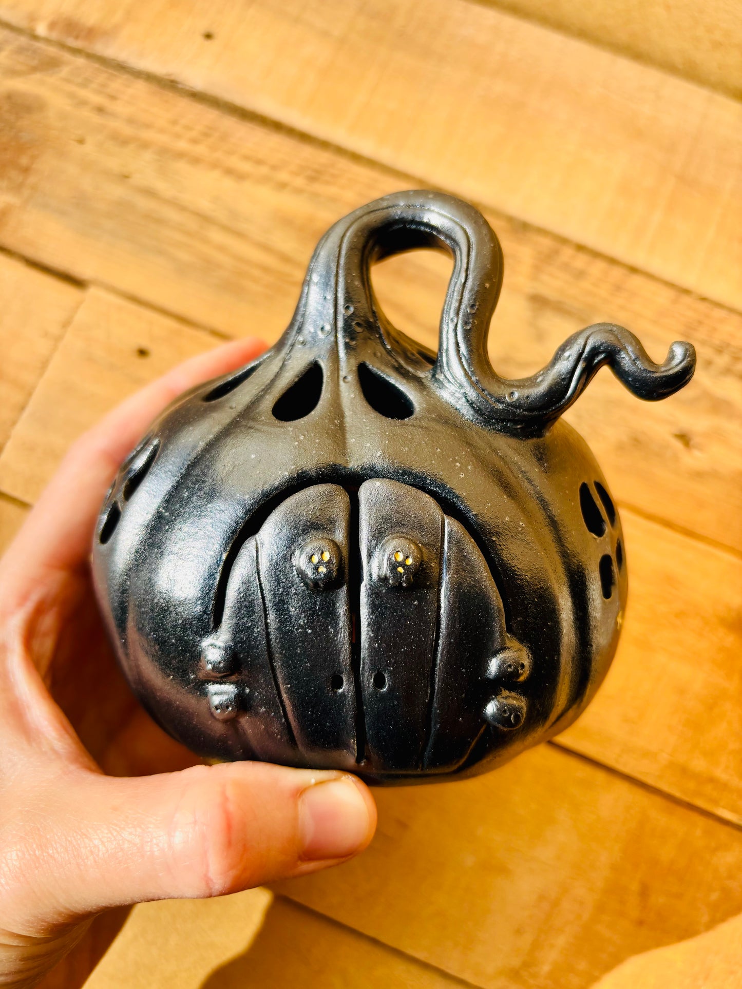Maison citrouille - photophore noir et doré 3