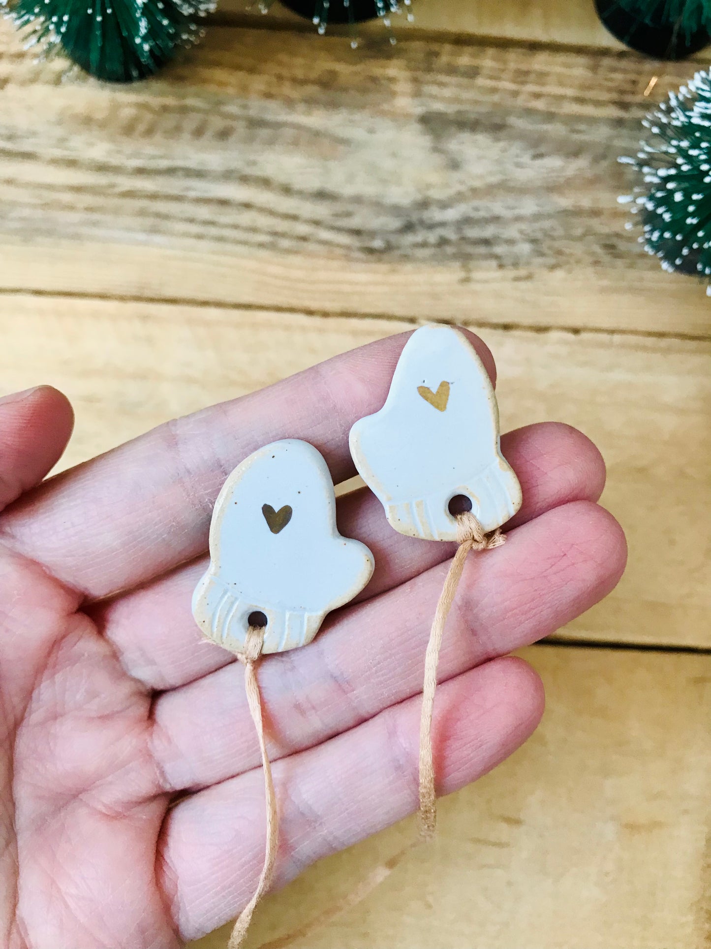 Christmas mittens - white and gold