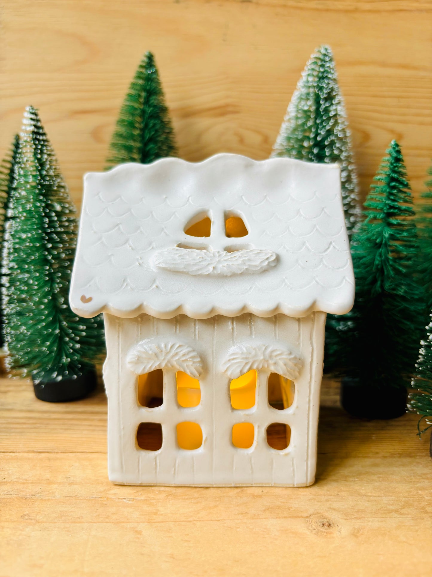 House 1 - white and gold tealight holder