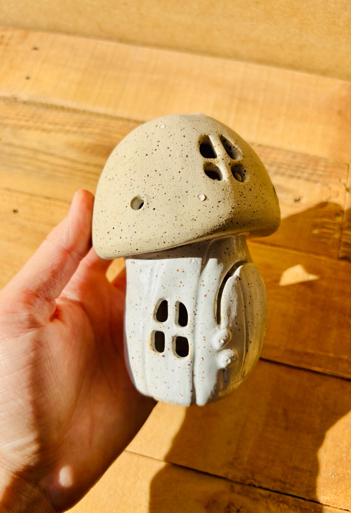 Maison champignon - photophore blanc moucheté et or 1