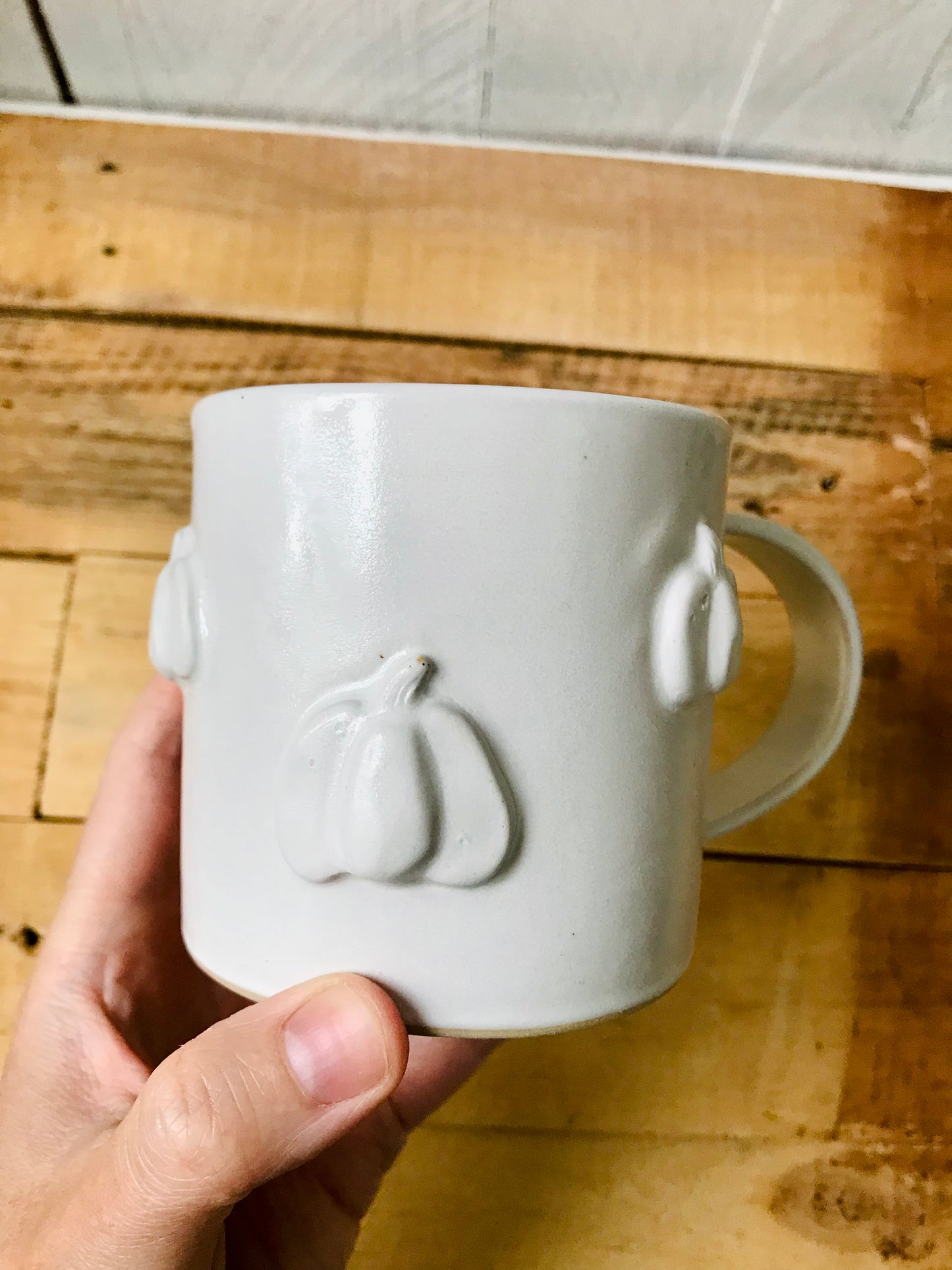 Mug with small white pumpkins - imperfect 1