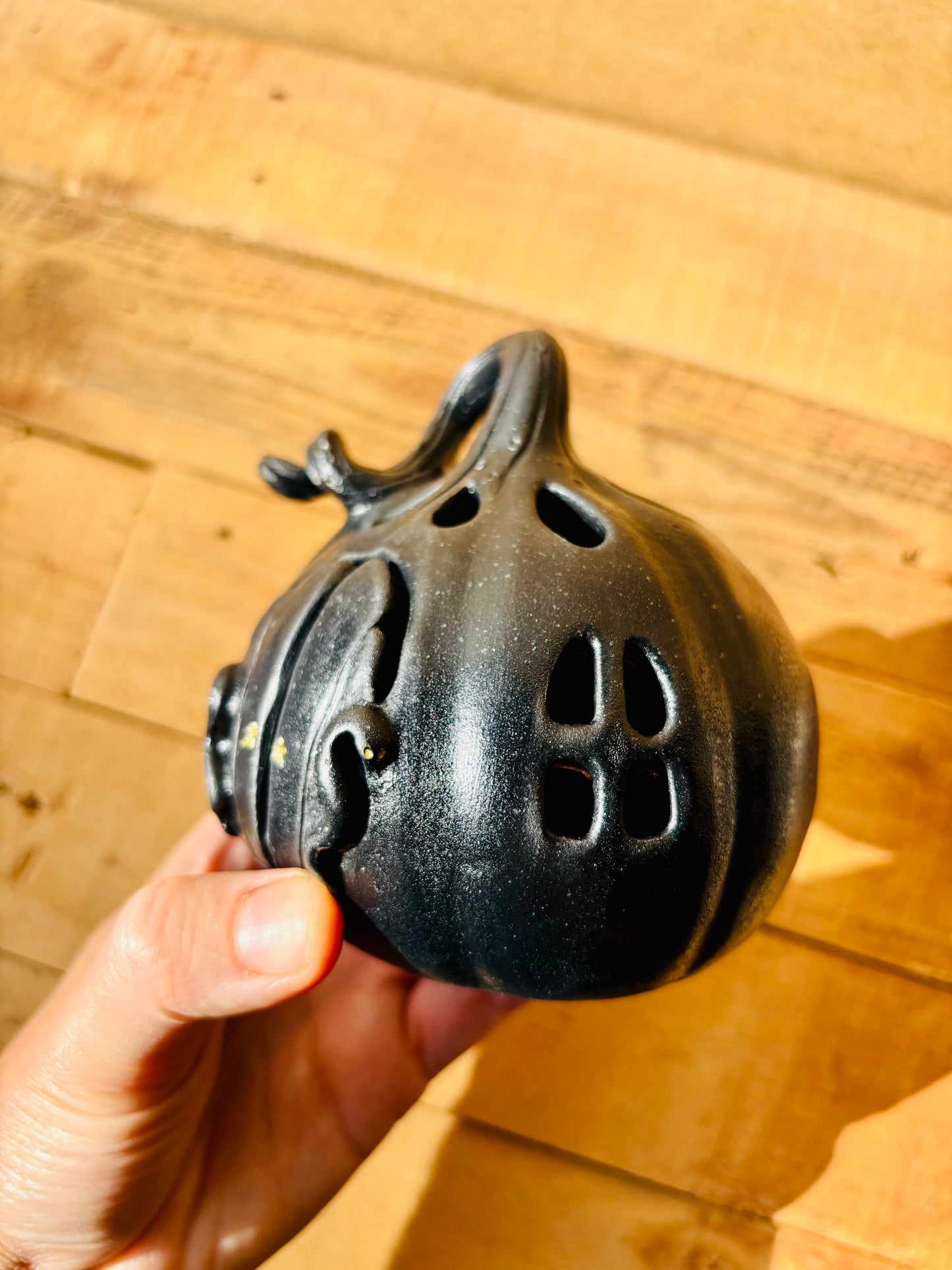 Maison citrouille - photophore noir et doré 1