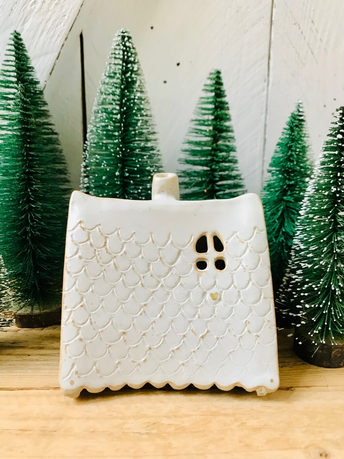 House 6 - white and gold tealight holder
