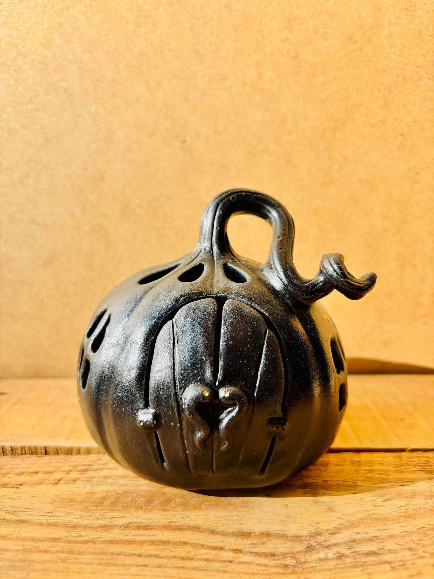 Maison citrouille - photophore noir et doré 2