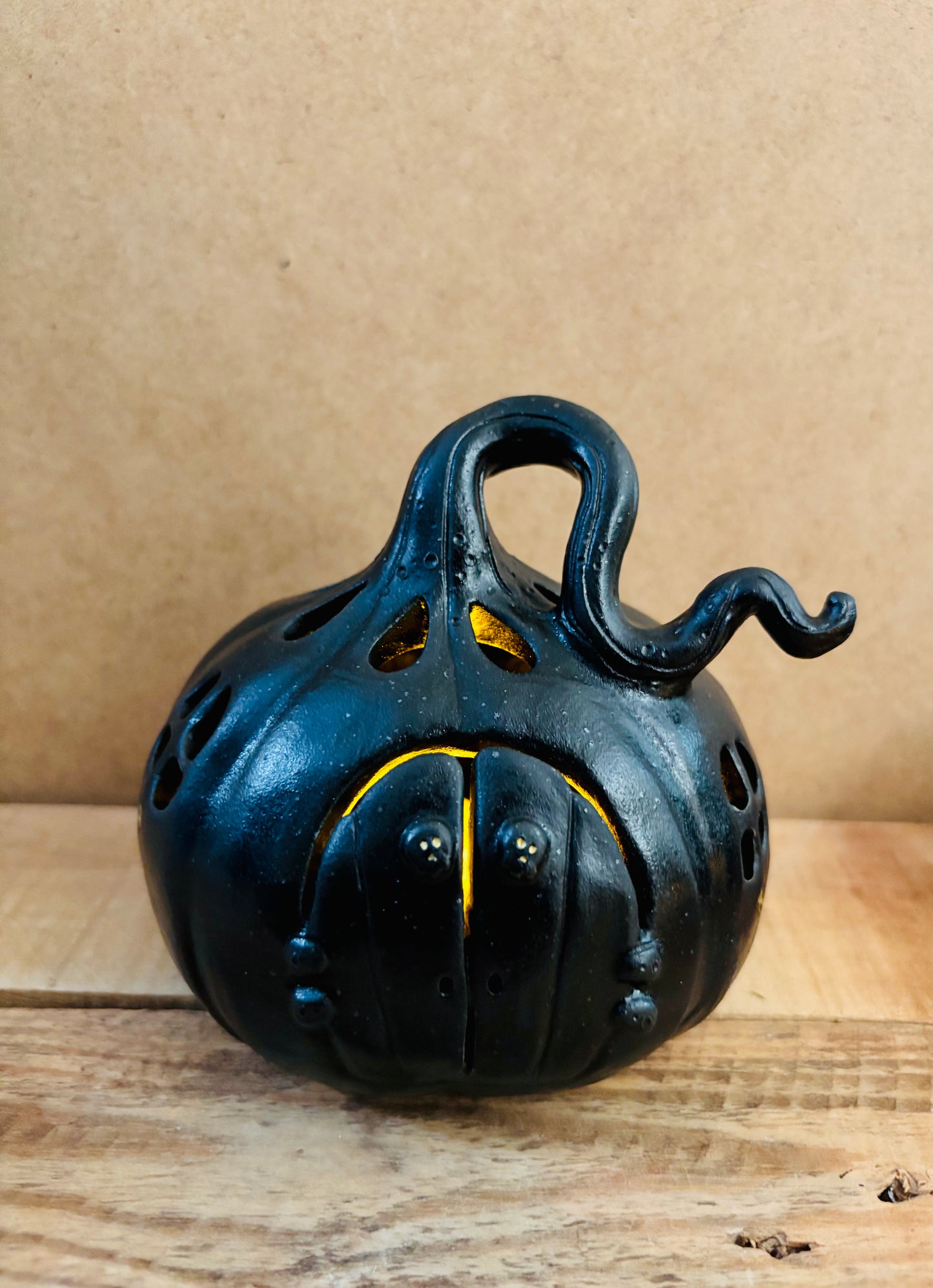 Maison citrouille - photophore noir et doré 3