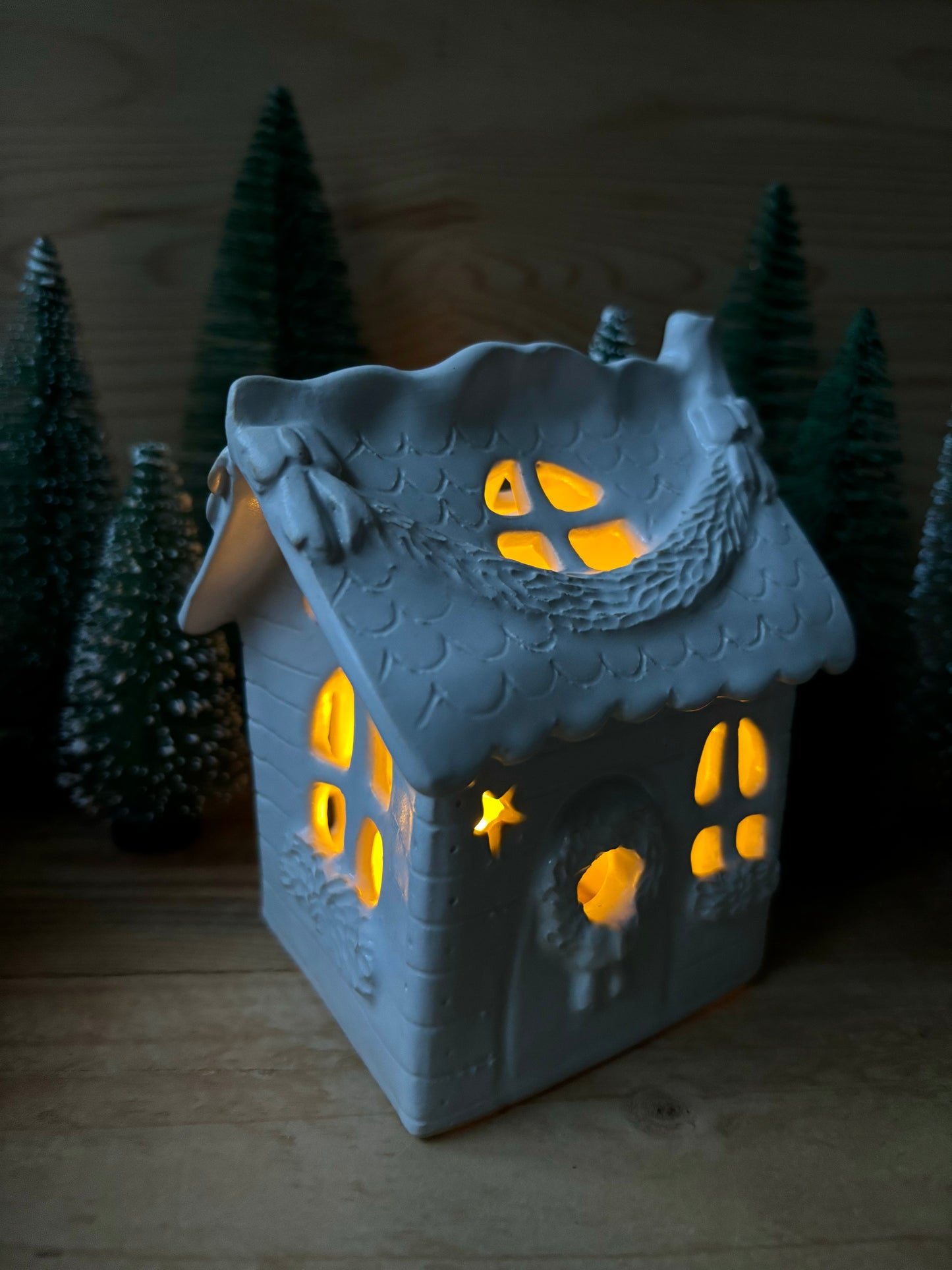 House 1 - white and gold tealight holder