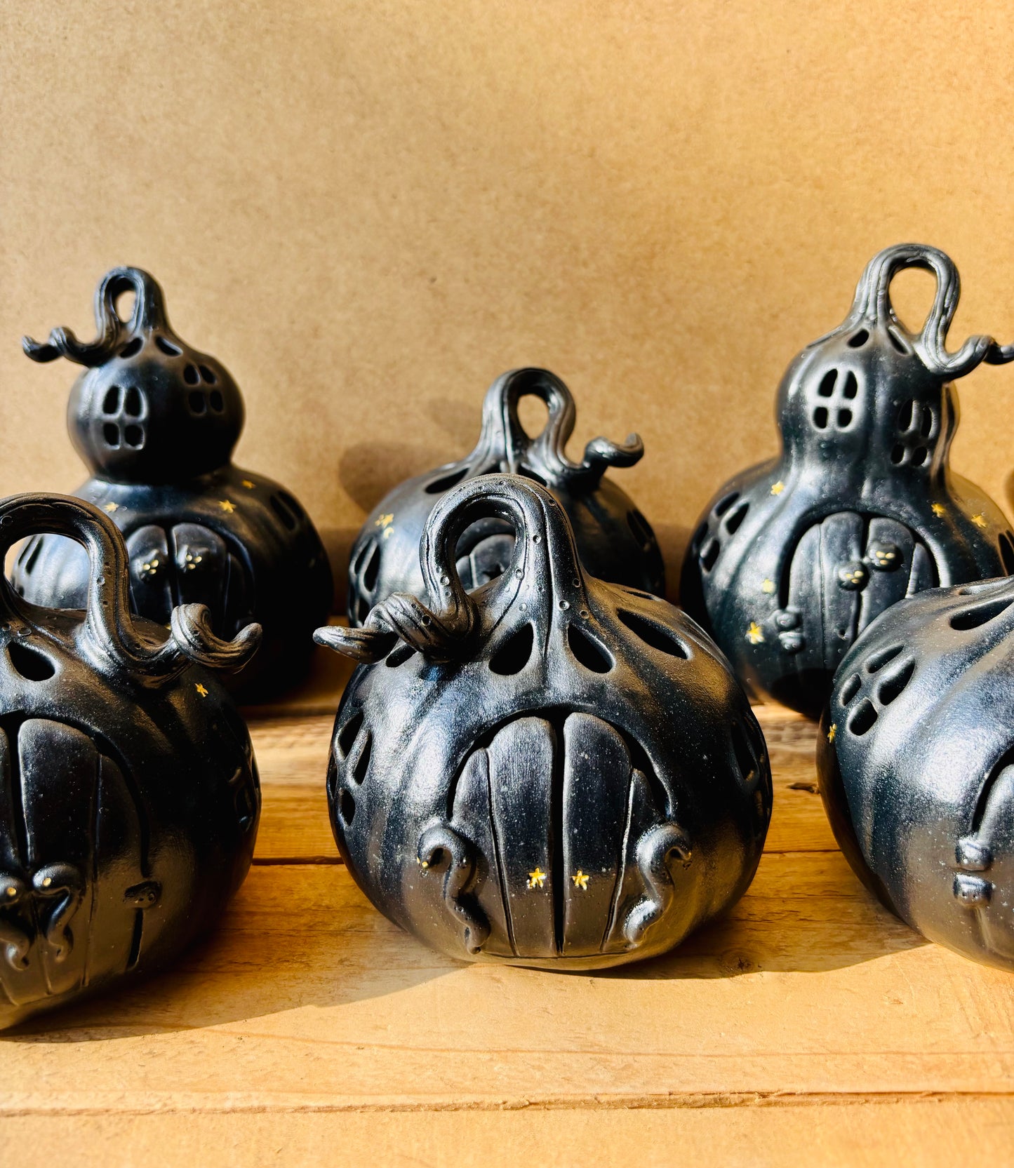 Maison citrouille - photophore noir et doré 1