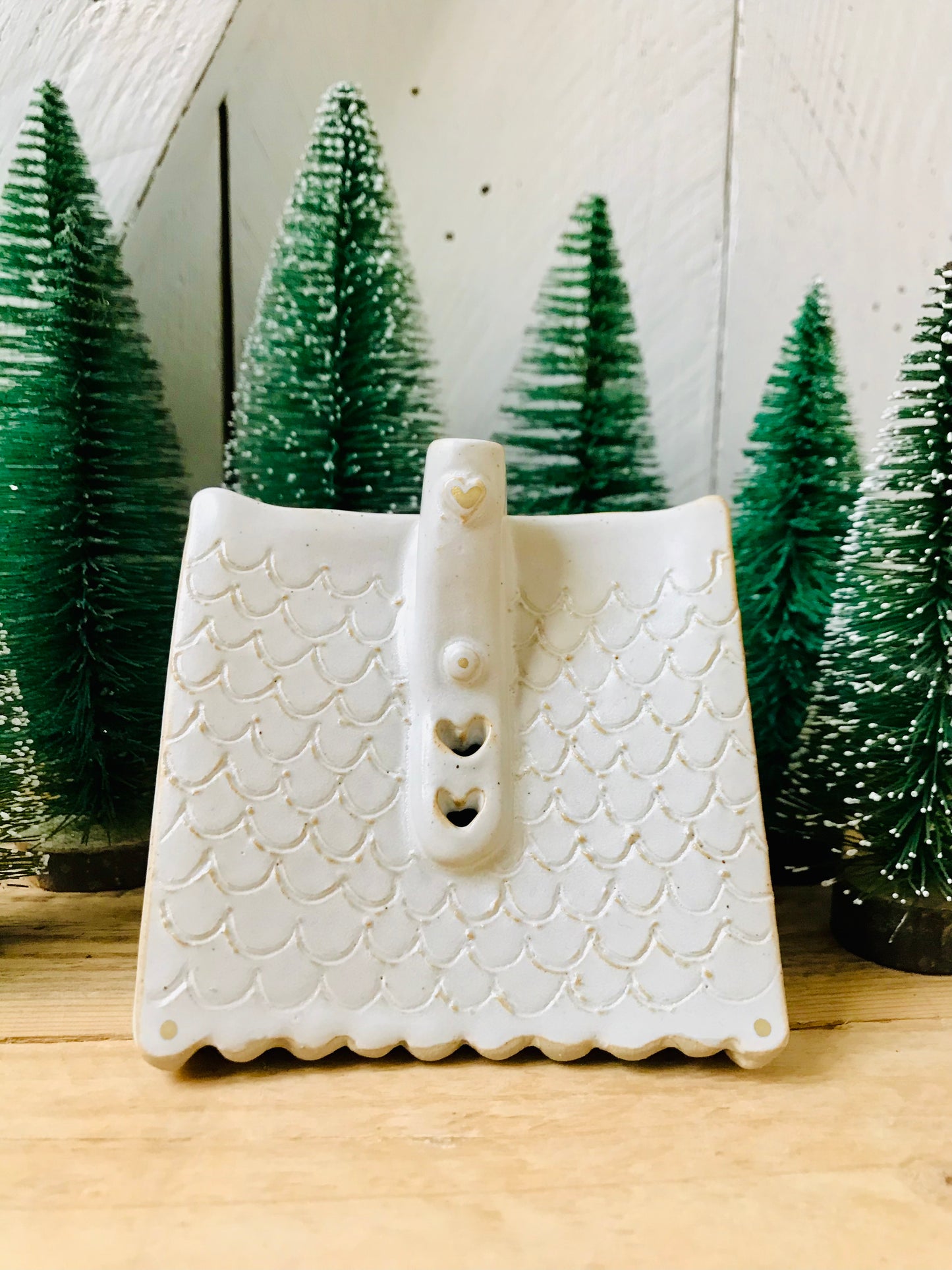 House 6 - white and gold tealight holder