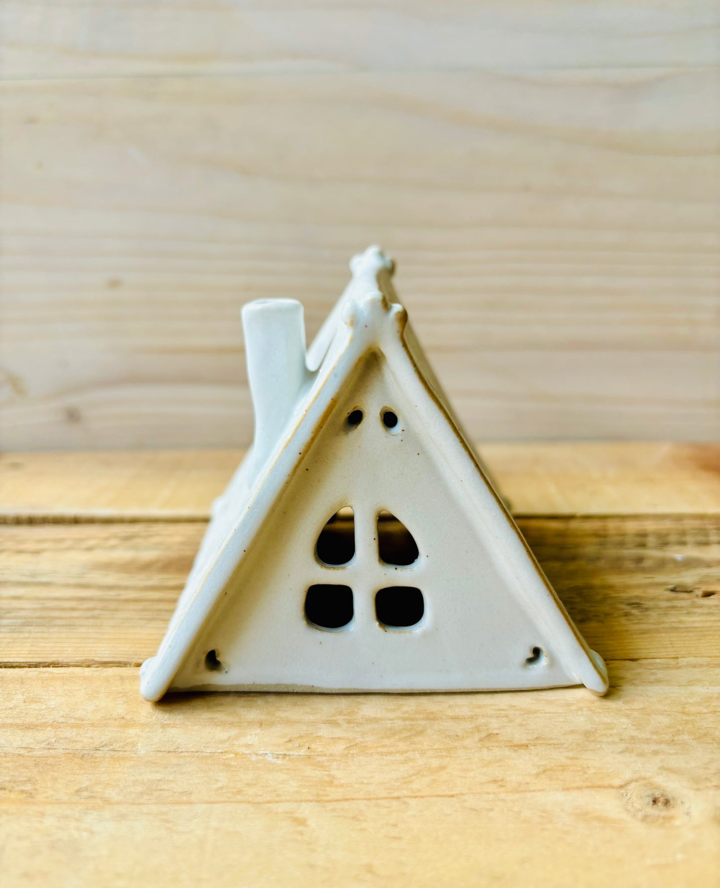House 17 - white tealight holder