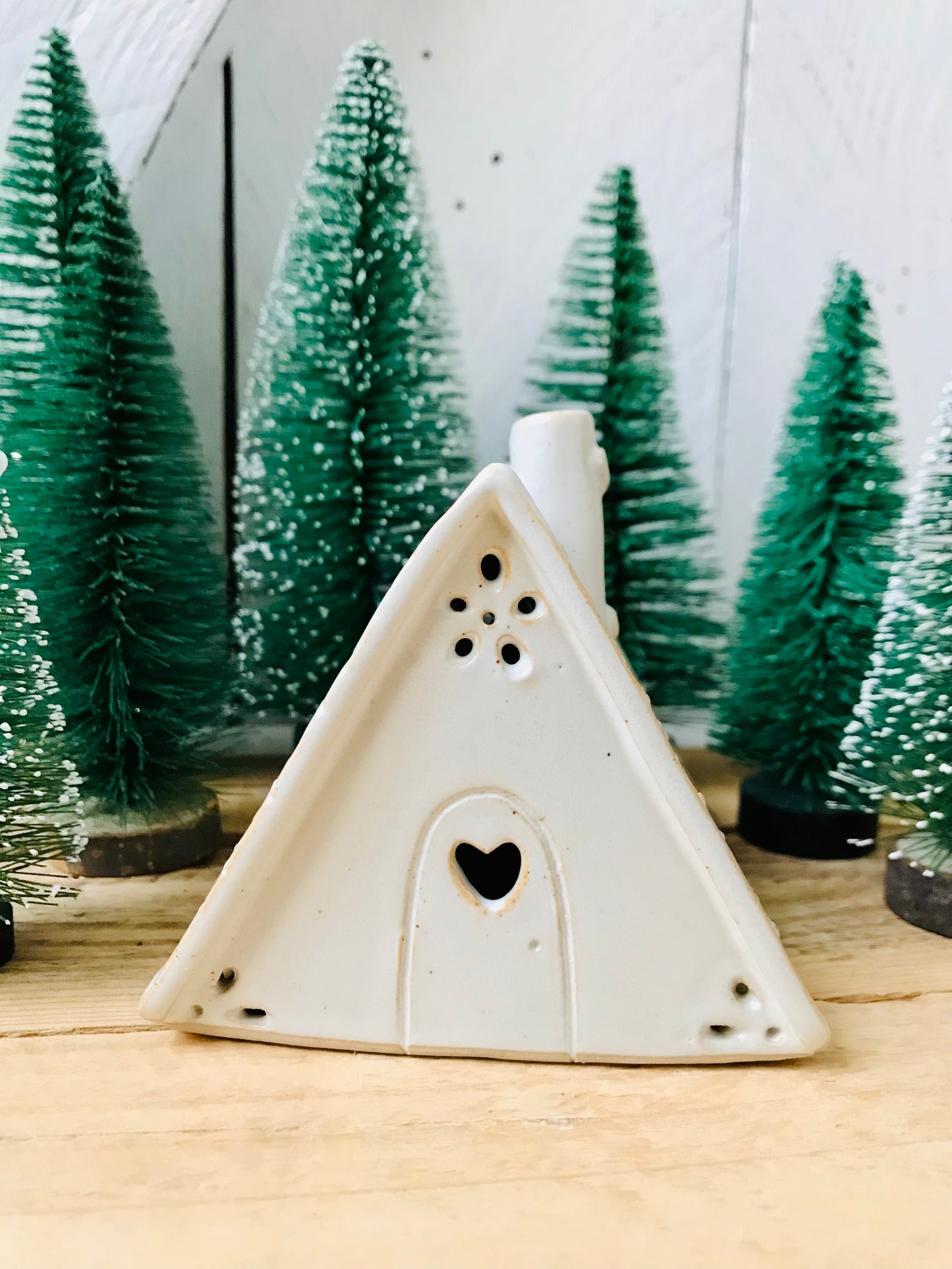 House 6 - white and gold tealight holder