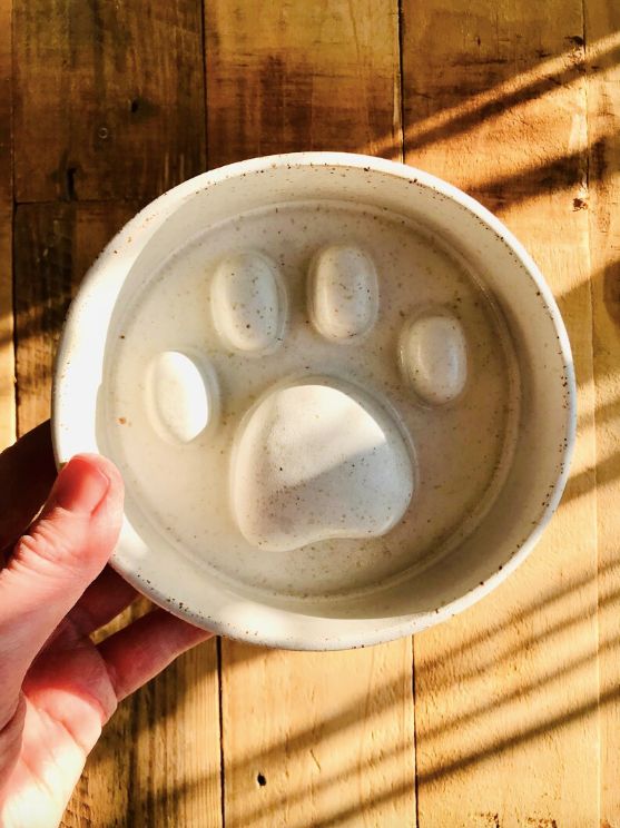 Anti-glutton bowl with paw pattern