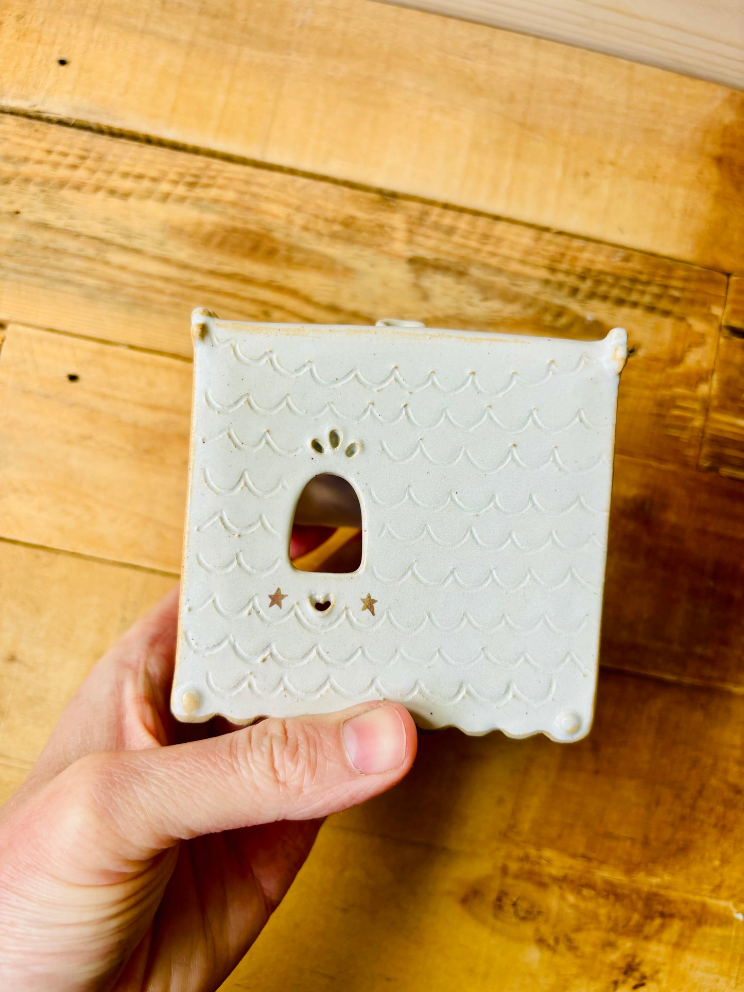 House 17 - white tealight holder