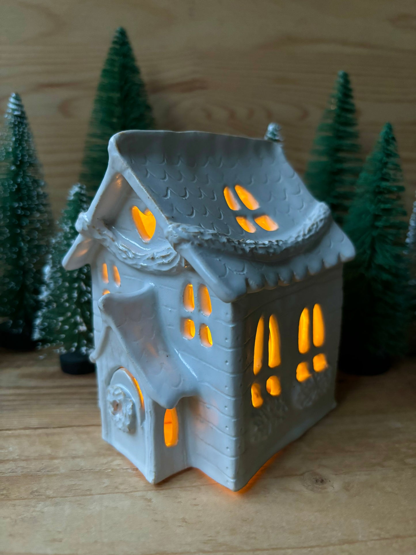 House 1 - white and gold tealight holder
