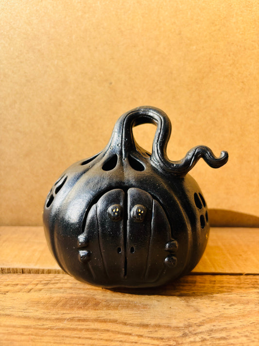 Maison citrouille - photophore noir et doré 3