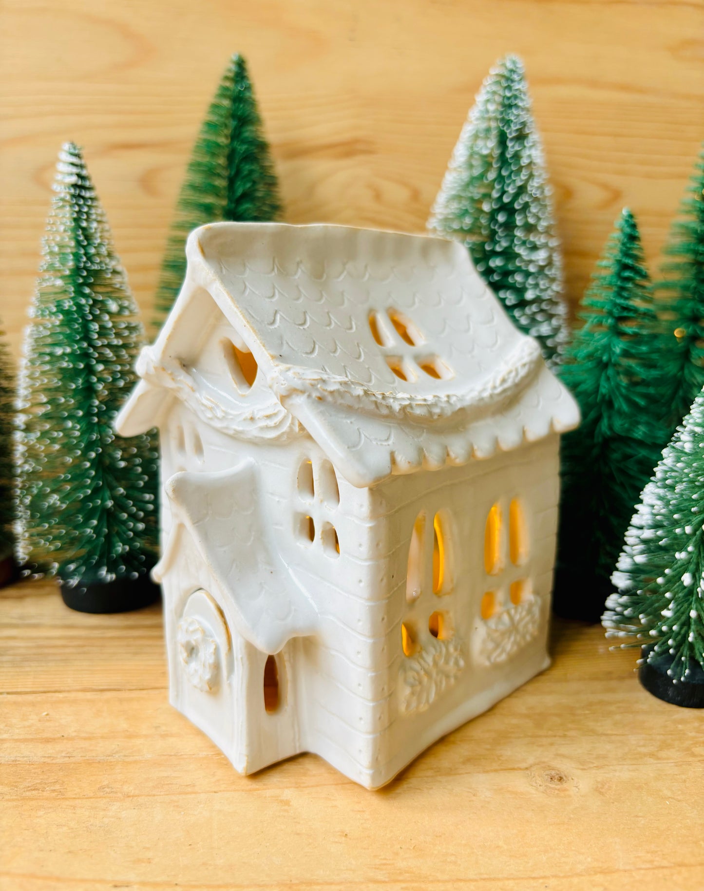 House 1 - white and gold tealight holder