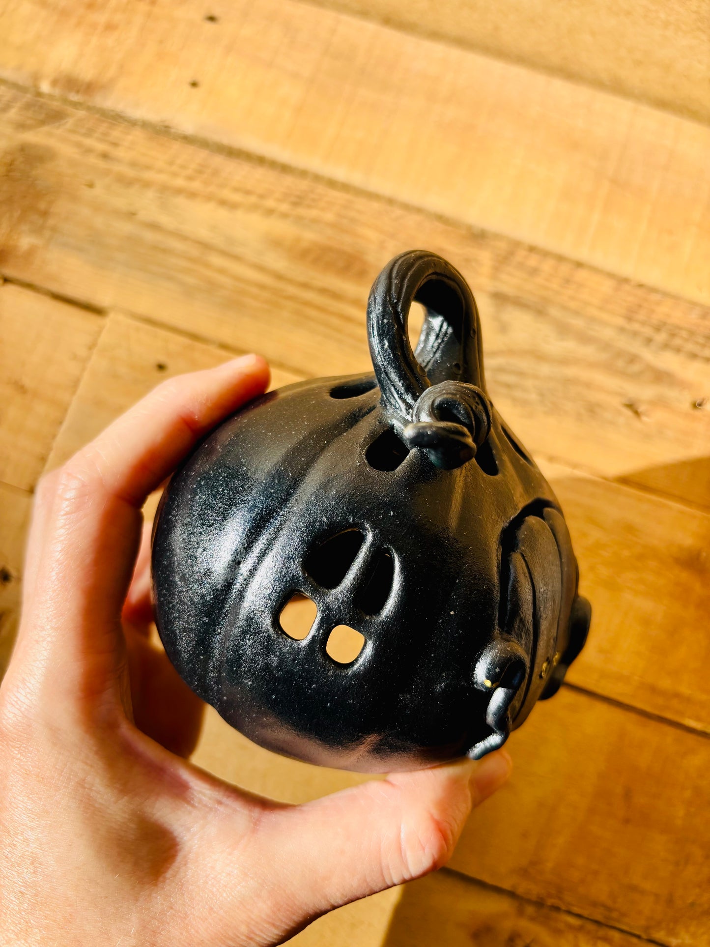 Maison citrouille - photophore noir et doré 1