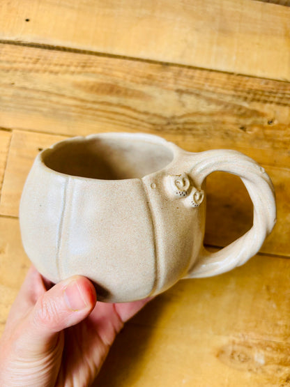 Tasse citrouille beige et or - 1