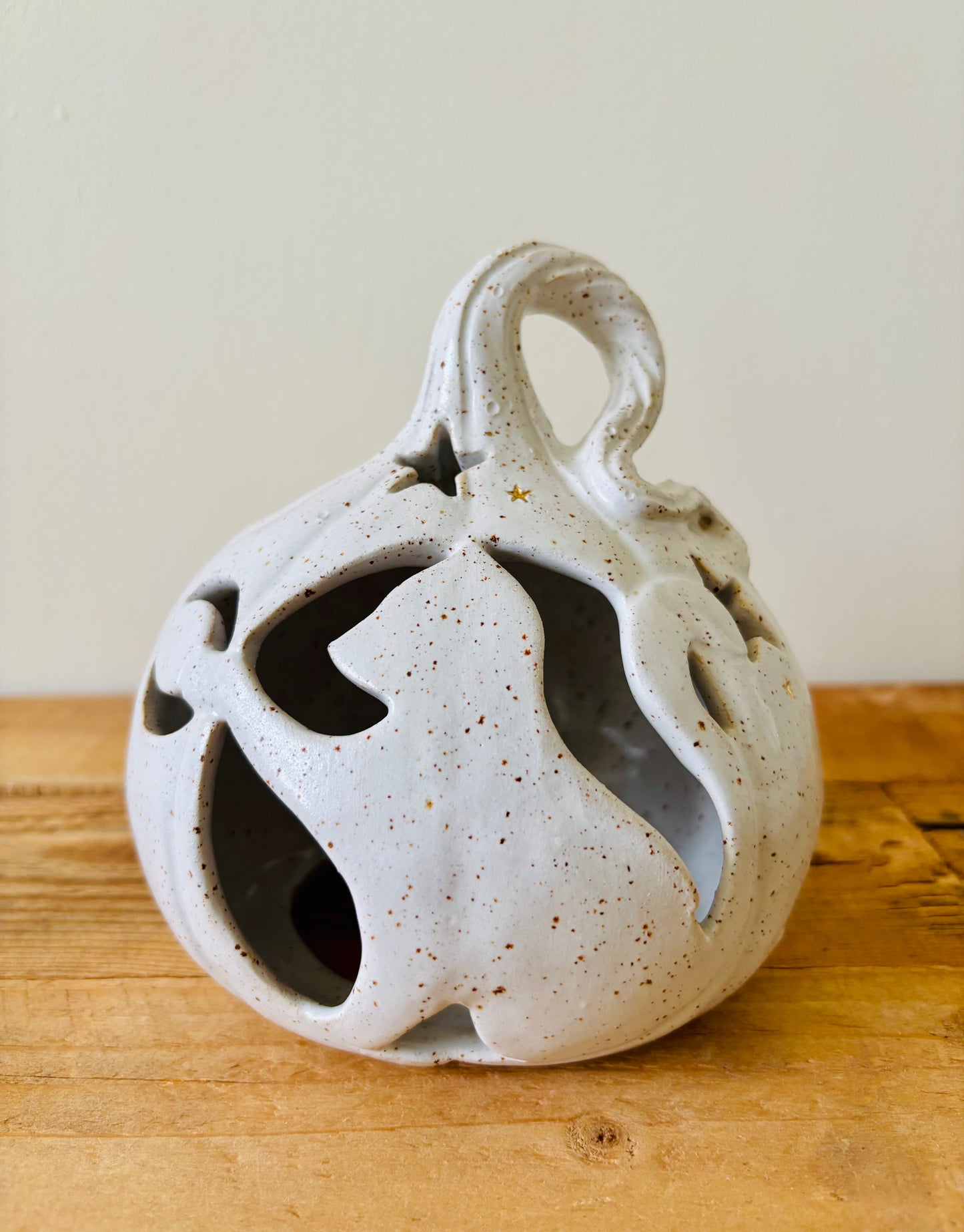 Grand Chat Citrouille - photophore blanc moucheté et or