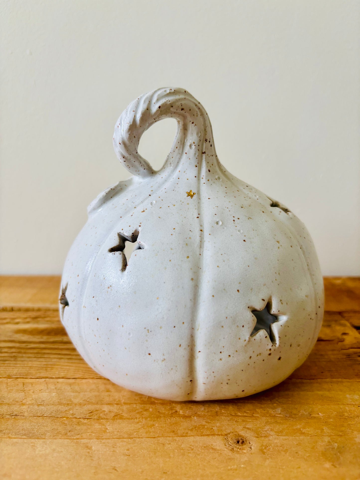 Grand Chat Citrouille - photophore blanc moucheté et or