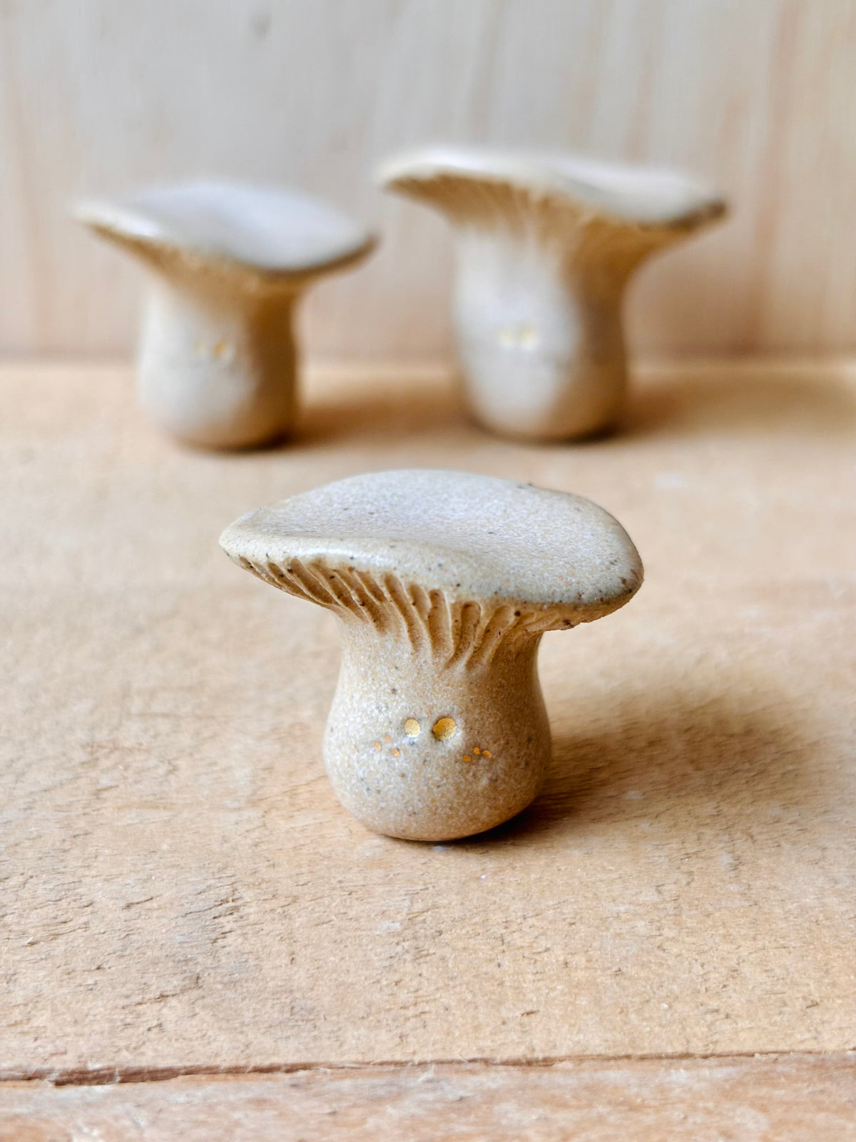 LEON PETIT - champignon miniature beige pyrité et or
