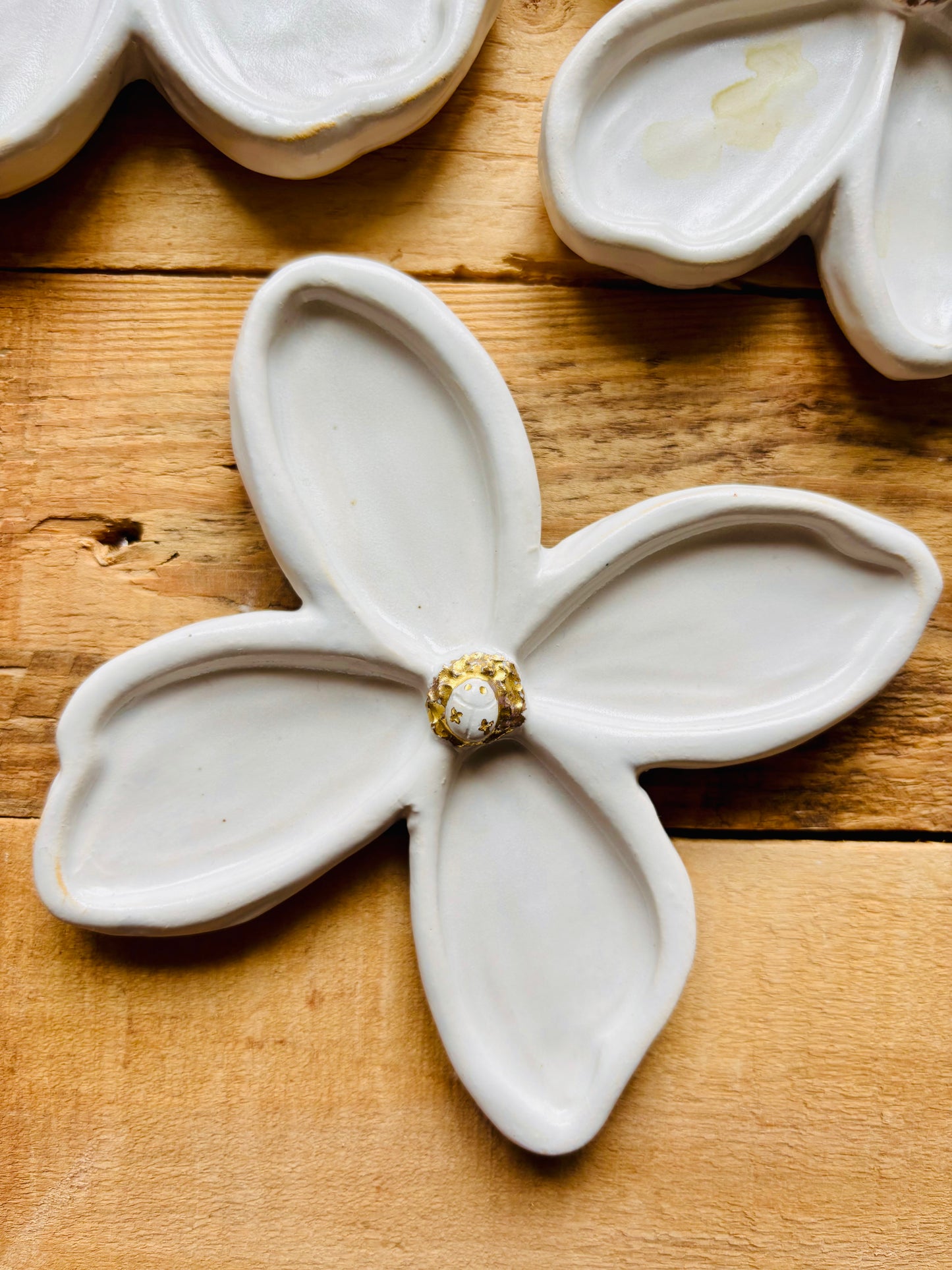Petite fleur et coccinelle palette aquarelle blanche et or - 1