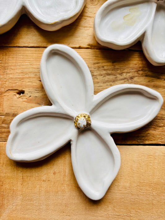 Petite fleur et coccinelle palette aquarelle blanche et or - 1
