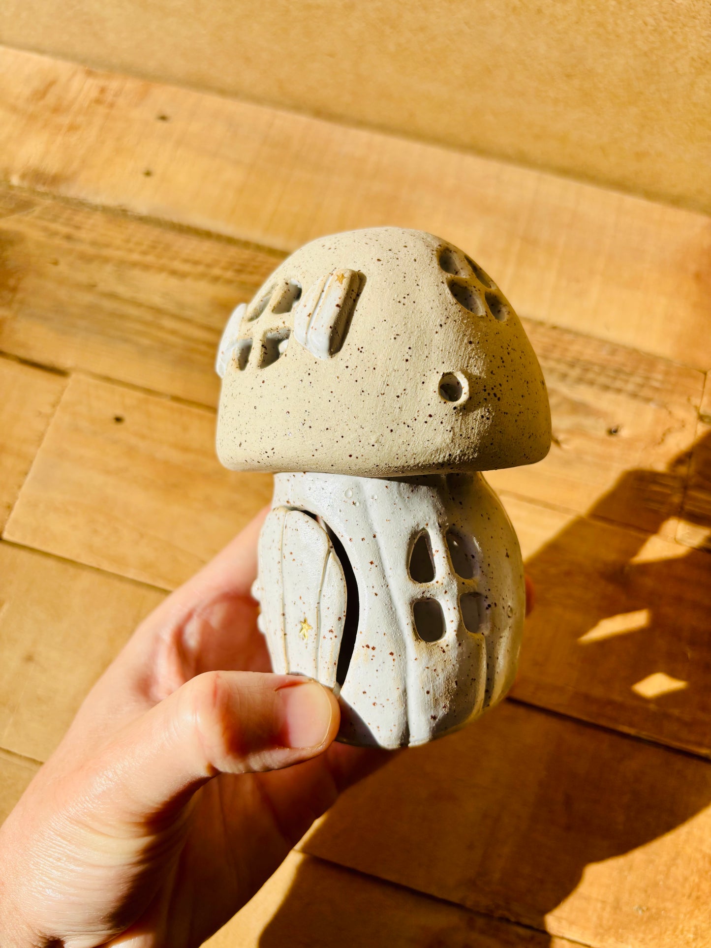 Maison champignon - photophore blanc moucheté et or 2