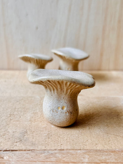 LEON MOYEN - champignon miniature beige pyrité et or