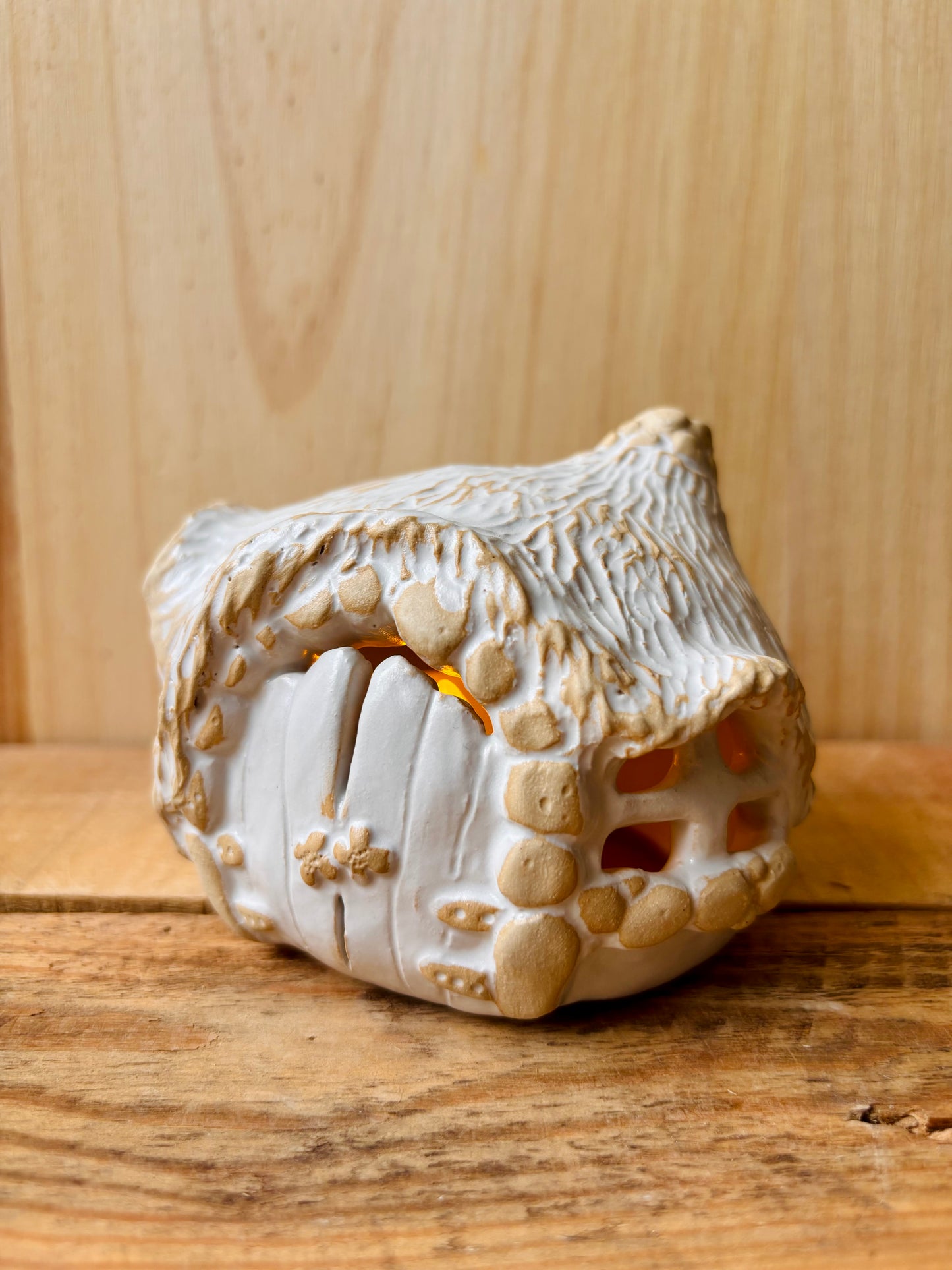 House 1 - white and gold tealight holder