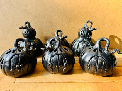 Maison citrouille - photophore noir et doré 1