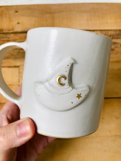 Mug with a witch hat - white and gold - 1