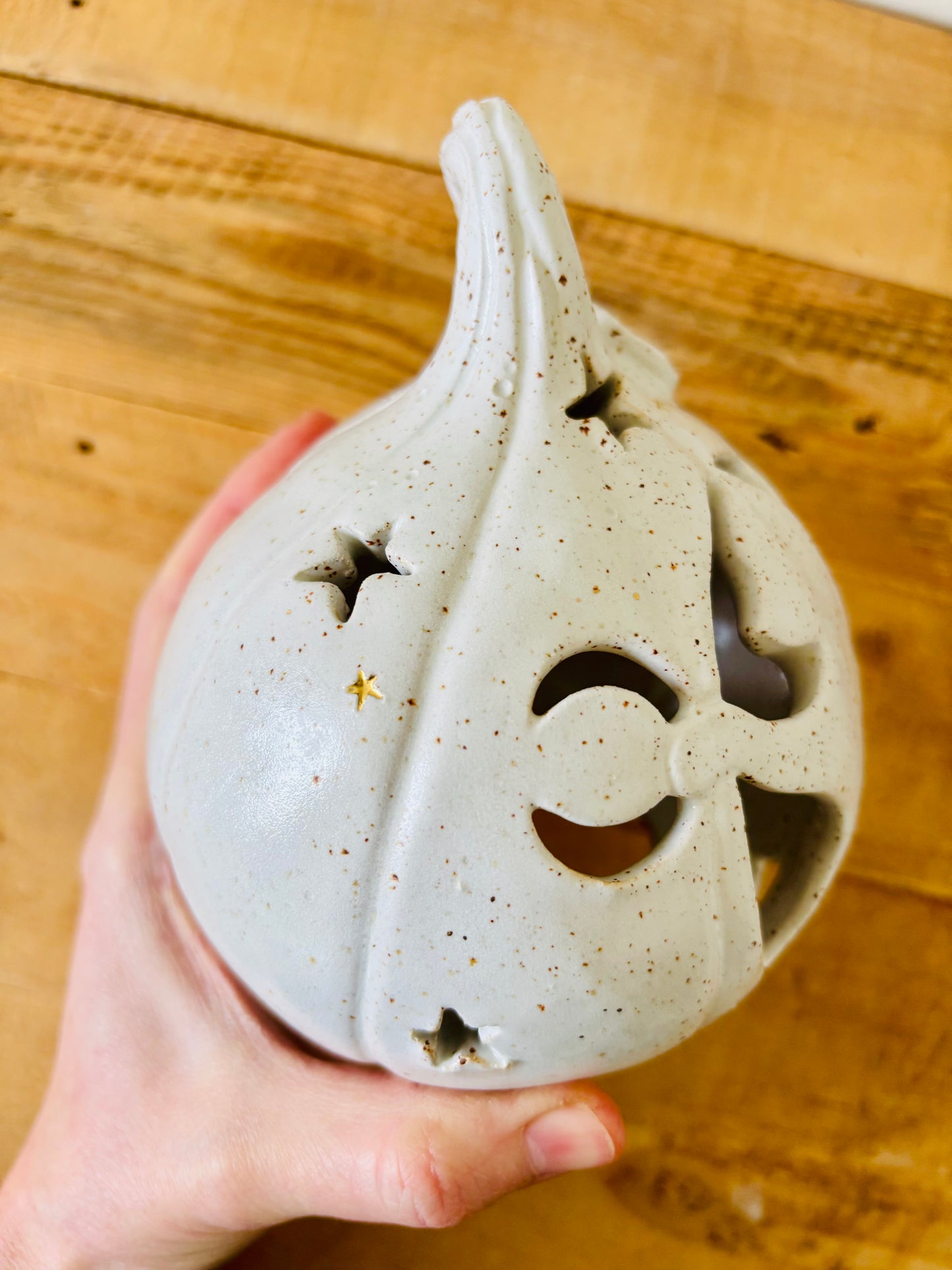 Grand Chat Citrouille - photophore blanc moucheté et or