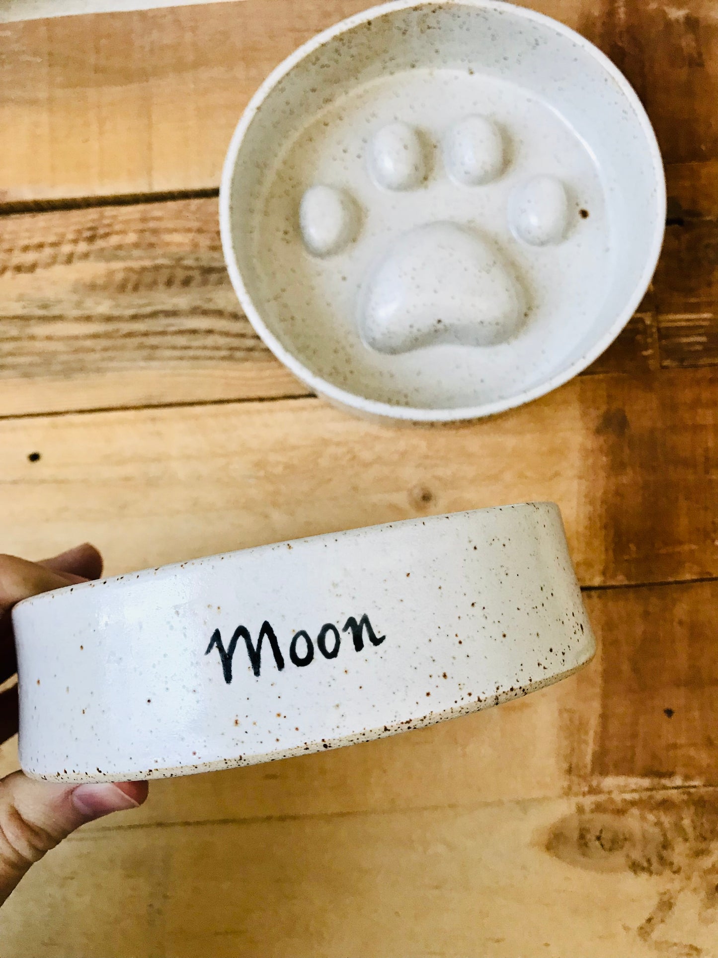 Anti-glutton bowl with white cat pattern