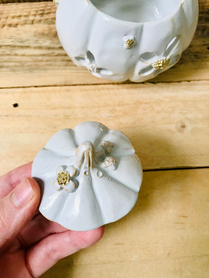 Pumpkin with flowers - white and gold diffuser