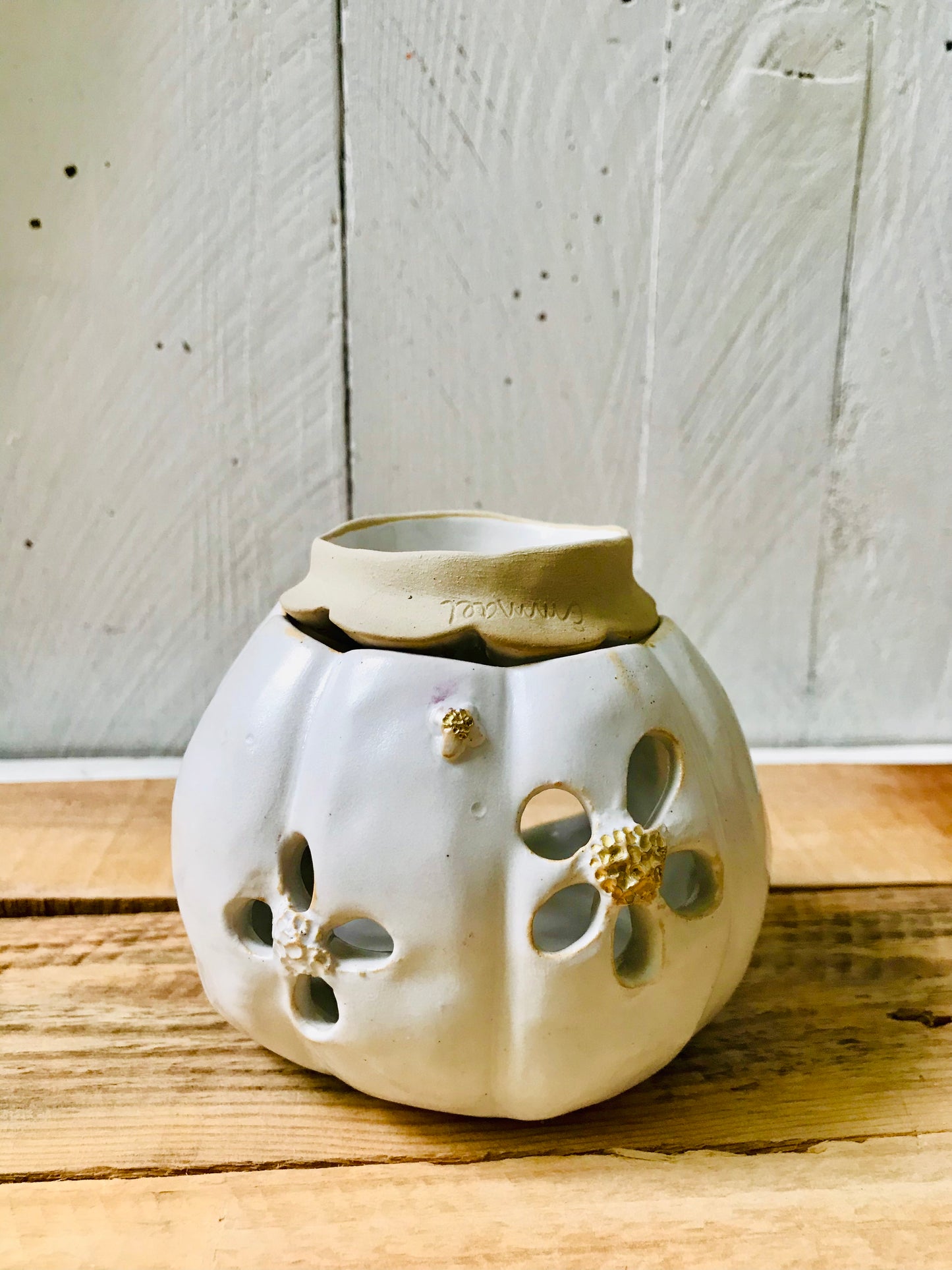 Pumpkin with flowers - white and gold diffuser