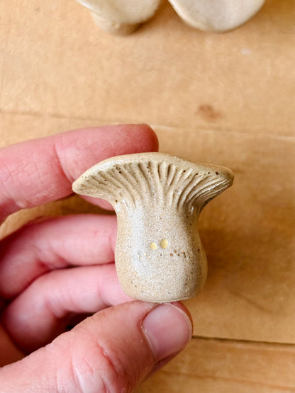 LEON GRAND - champignon miniature beige pyrité et or