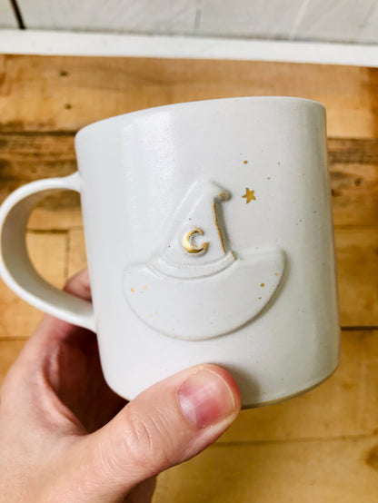 Mug with a witch hat - white and gold - 3