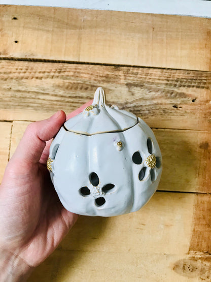 Pumpkin with flowers - white and gold diffuser